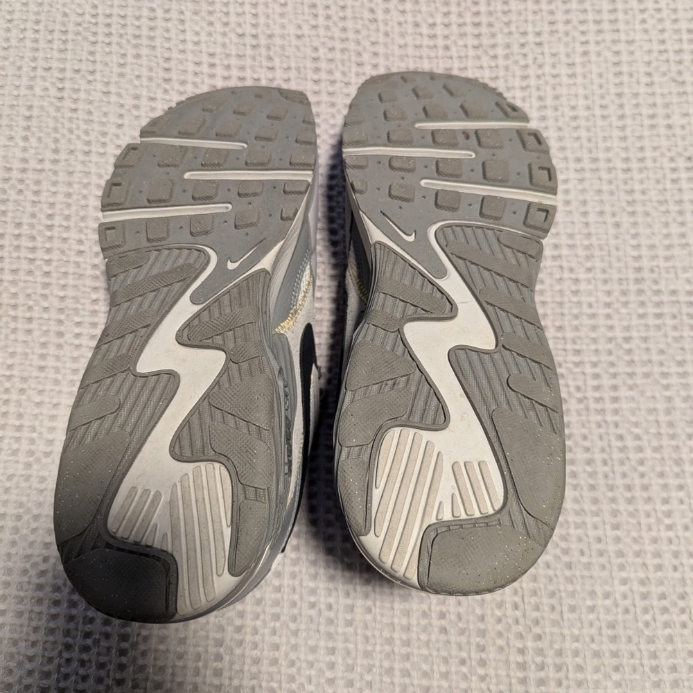 Nike Air Max Men's Light Gray and Black Sneakers - Picture 2 of 3
